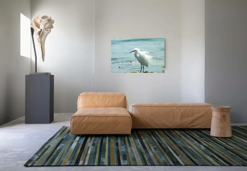 Tablou Canvas, "Egreta pe malul mării albastre", Pasăre, Plajă, Apă, Valuri, Alge, Reflecții, Pene, Bețele, Ocean, Lumină, 90 x 50 cm – poza 8