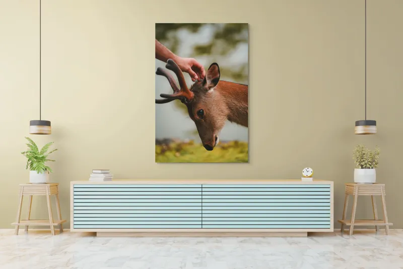 Tablou Canvas, "Mângâierea blândă a cerbului tânăr", Natură, Căprioară, Antlers, Mângâiere, Serenitate, Peisaj, Seninătate, 100 x 150 cm – poza 4