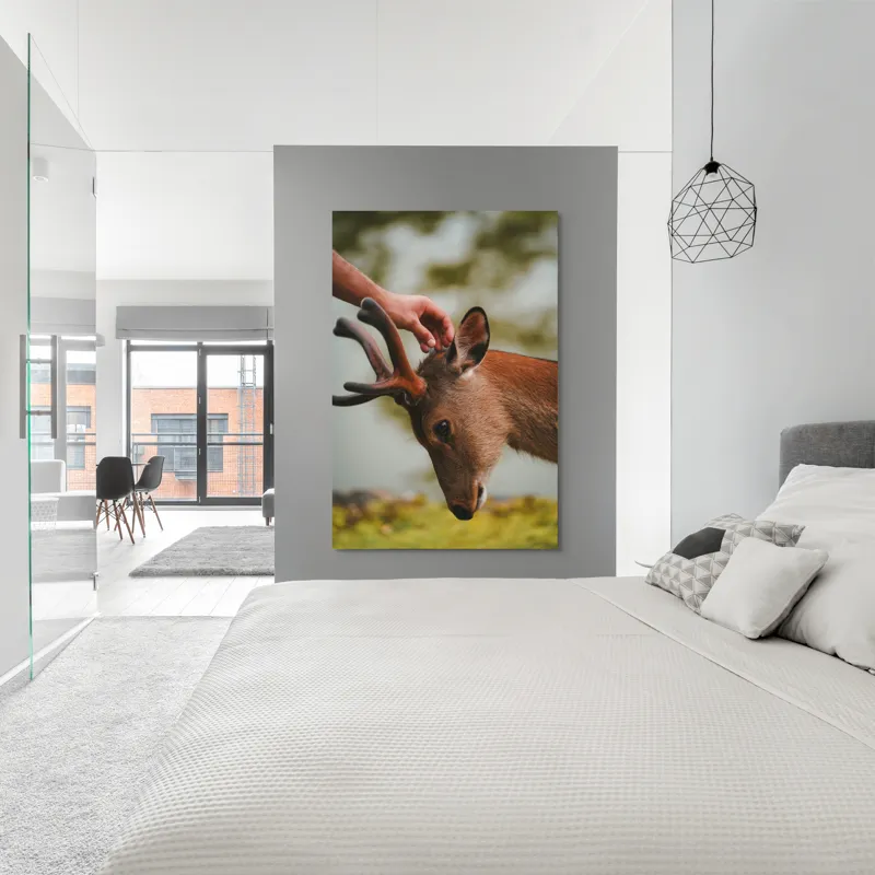 Tablou Canvas, "Mângâierea blândă a cerbului tânăr", Natură, Căprioară, Antlers, Mângâiere, Serenitate, Peisaj, Seninătate, 100 x 150 cm – poza 5