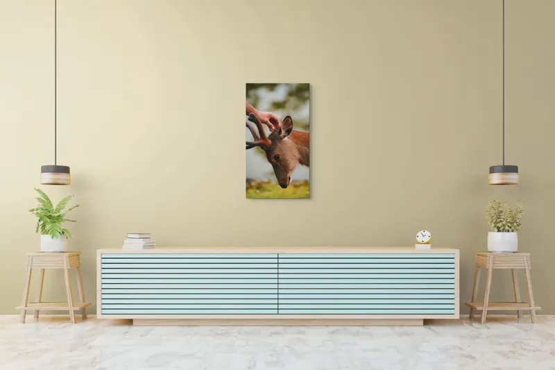 Tablou Canvas, "Mângâierea blândă a cerbului tânăr", Natură, Căprioară, Antlers, Mângâiere, Serenitate, Peisaj, Seninătate, 50 x 90 cm – poza 6
