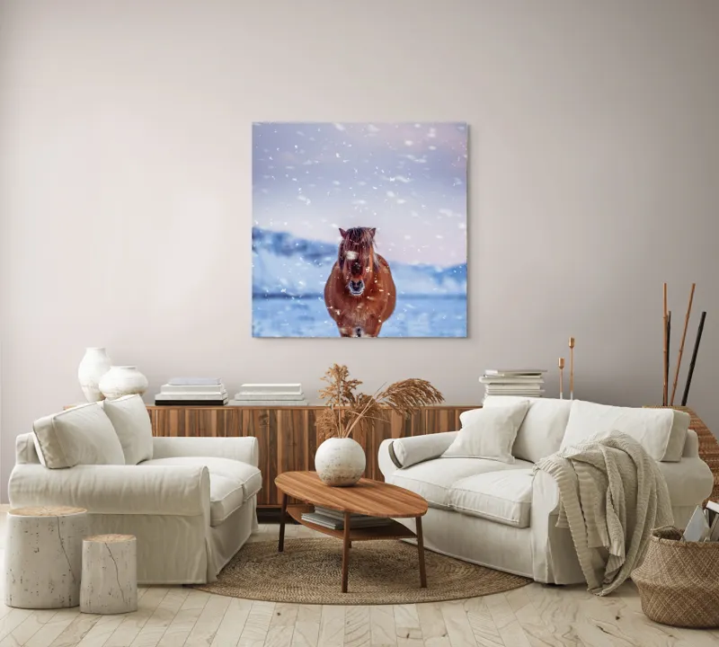 Tablou Canvas, "Cal pășind prin ninsoare liniștită", Cal, Zăpadă, Munți, Cer Roz, Peisaj, Frig, Solitudine, 100 x 100 cm – poza 3