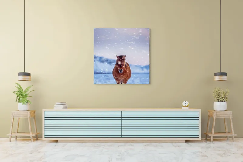 Tablou Canvas, "Cal pășind prin ninsoare liniștită", Cal, Zăpadă, Munți, Cer Roz, Peisaj, Frig, Solitudine, 100 x 100 cm – poza 5