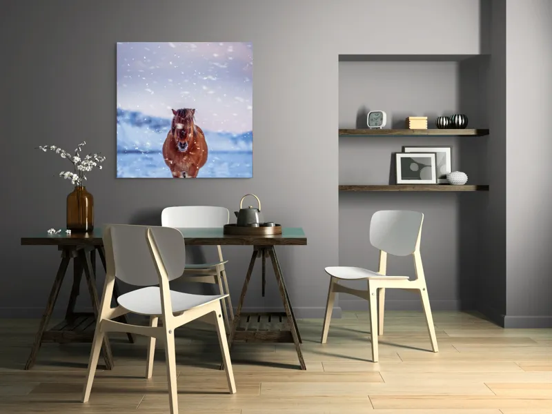Tablou Canvas, "Cal pășind prin ninsoare liniștită", Cal, Zăpadă, Munți, Cer Roz, Peisaj, Frig, Solitudine, 100 x 100 cm – poza 6