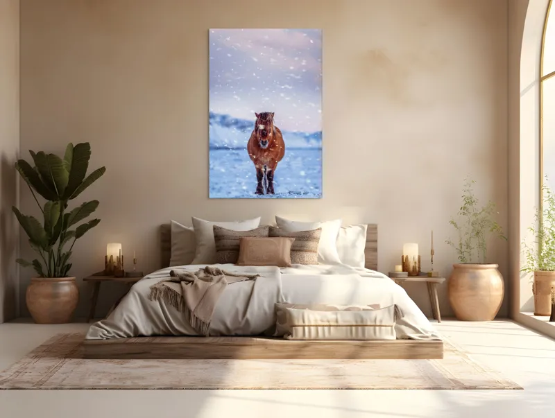 Tablou Canvas, "Cal pășind prin ninsoare liniștită", Cal, Zăpadă, Munți, Cer Roz, Peisaj, Frig, Solitudine, 100 x 150 cm – poza 3
