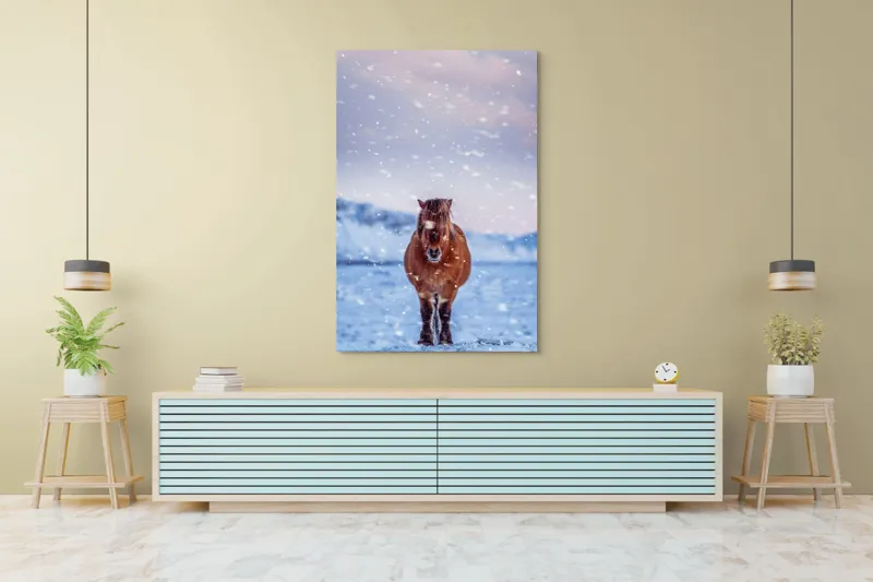 Tablou Canvas, "Cal pășind prin ninsoare liniștită", Cal, Zăpadă, Munți, Cer Roz, Peisaj, Frig, Solitudine, 100 x 150 cm – poza 4
