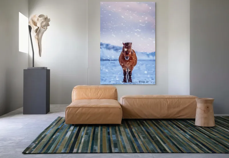 Tablou Canvas, "Cal pășind prin ninsoare liniștită", Cal, Zăpadă, Munți, Cer Roz, Peisaj, Frig, Solitudine, 100 x 150 cm – poza 7