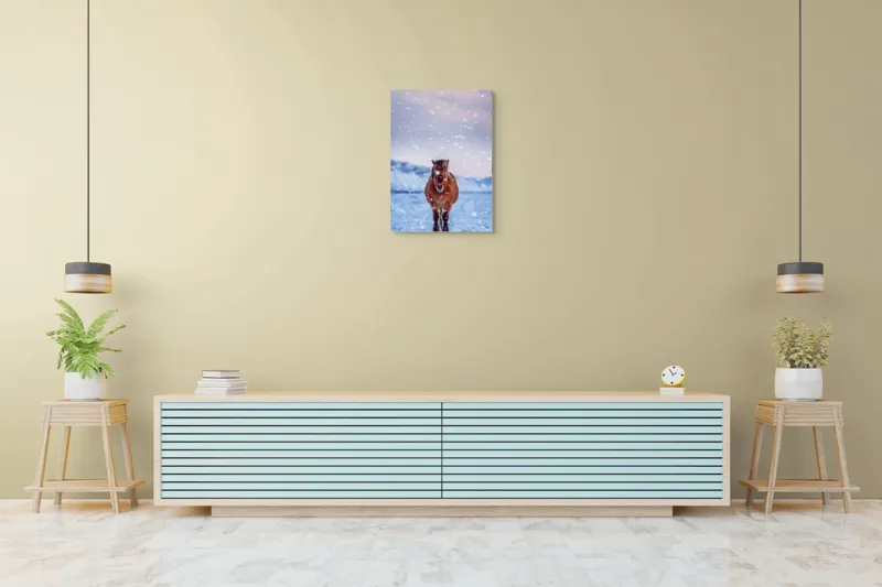 Tablou Canvas, "Cal pășind prin ninsoare liniștită", Cal, Zăpadă, Munți, Cer Roz, Peisaj, Frig, Solitudine, 50 x 70 cm – poza 6
