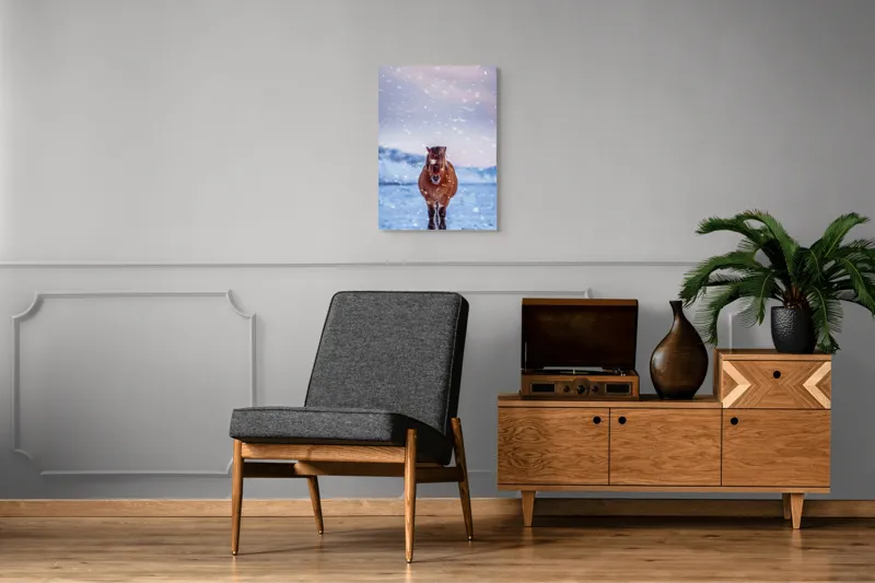 Tablou Canvas, "Cal pășind prin ninsoare liniștită", Cal, Zăpadă, Munți, Cer Roz, Peisaj, Frig, Solitudine, 50 x 70 cm – poza 8