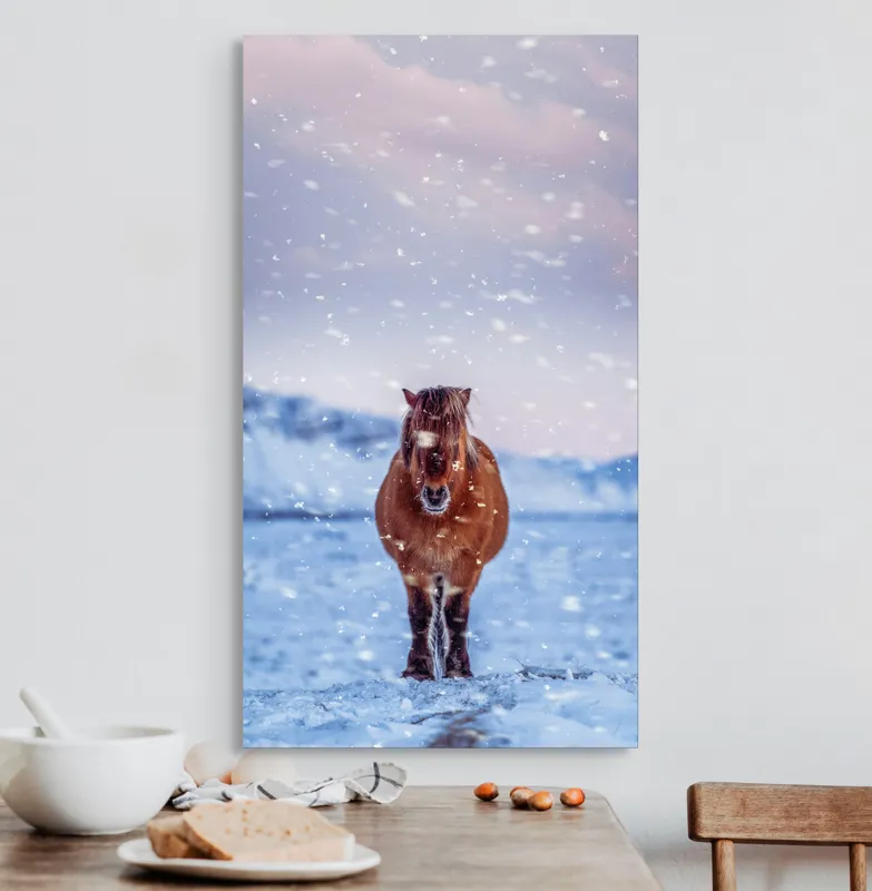 Tablou Canvas, "Cal pășind prin ninsoare liniștită", Cal, Zăpadă, Munți, Cer Roz, Peisaj, Frig, Solitudine, 50 x 90 cm – poza 3
