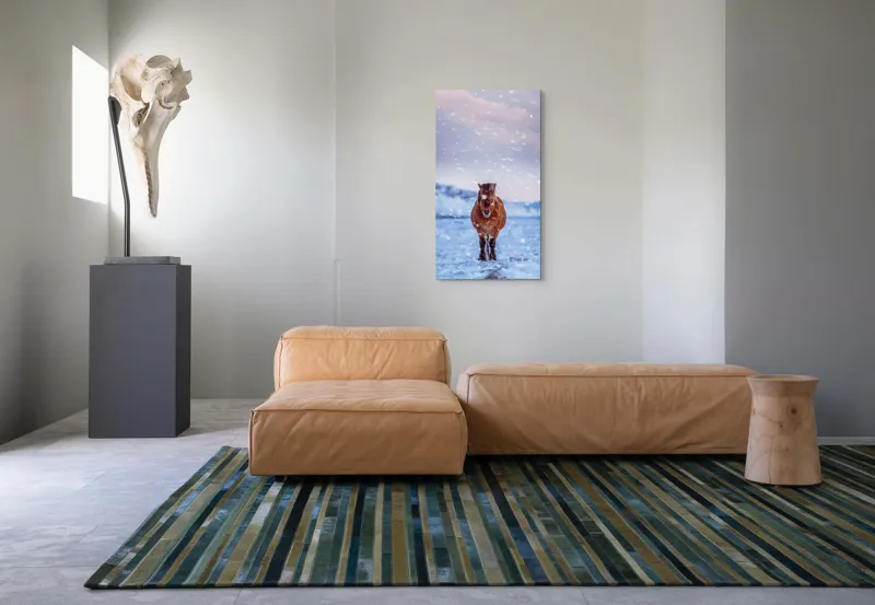 Tablou Canvas, "Cal pășind prin ninsoare liniștită", Cal, Zăpadă, Munți, Cer Roz, Peisaj, Frig, Solitudine, 50 x 90 cm – poza 5
