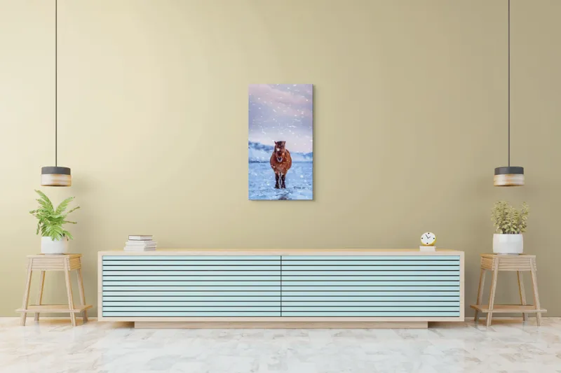 Tablou Canvas, "Cal pășind prin ninsoare liniștită", Cal, Zăpadă, Munți, Cer Roz, Peisaj, Frig, Solitudine, 50 x 90 cm – poza 6