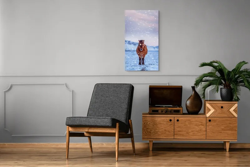 Tablou Canvas, "Cal pășind prin ninsoare liniștită", Cal, Zăpadă, Munți, Cer Roz, Peisaj, Frig, Solitudine, 50 x 90 cm – poza 8