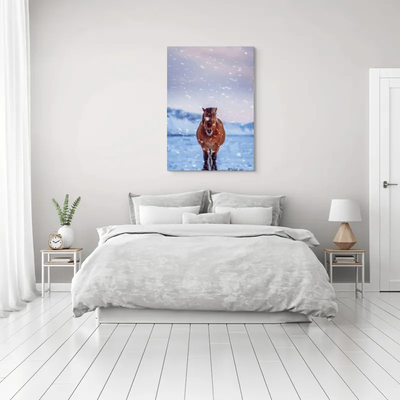 Tablou Canvas, "Cal pășind prin ninsoare liniștită", Cal, Zăpadă, Munți, Cer Roz, Peisaj, Frig, Solitudine, 70 x 100 cm – poza 3