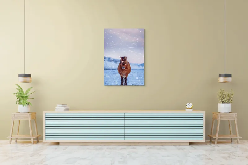 Tablou Canvas, "Cal pășind prin ninsoare liniștită", Cal, Zăpadă, Munți, Cer Roz, Peisaj, Frig, Solitudine, 70 x 100 cm – poza 5