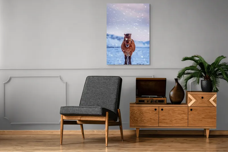 Tablou Canvas, "Cal pășind prin ninsoare liniștită", Cal, Zăpadă, Munți, Cer Roz, Peisaj, Frig, Solitudine, 70 x 100 cm – poza 6