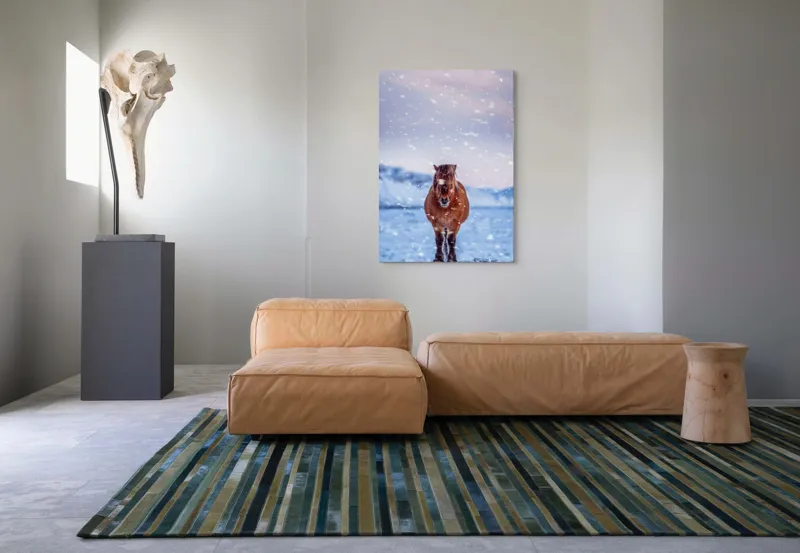 Tablou Canvas, "Cal pășind prin ninsoare liniștită", Cal, Zăpadă, Munți, Cer Roz, Peisaj, Frig, Solitudine, 70 x 100 cm – poza 7
