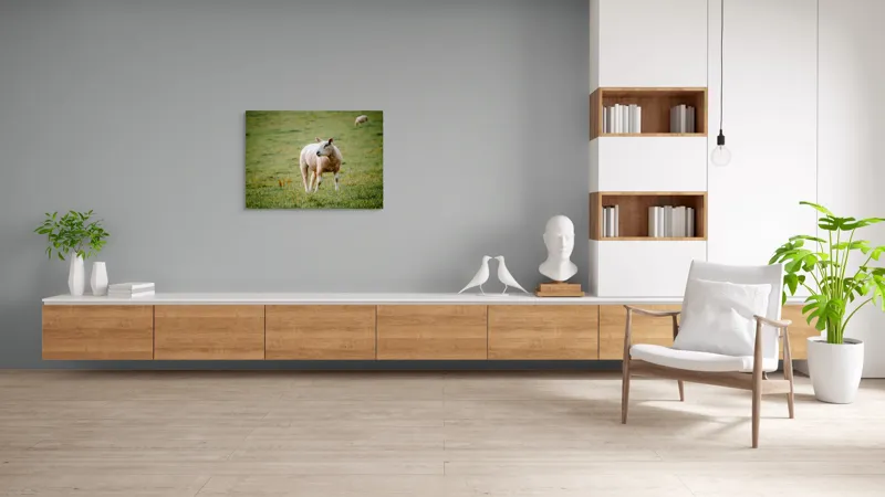 Tablou Canvas, "Oaia rătăcind pe pajiștea verde", Oaie, Câmp, Verdeață, Liniște, Natură, Pășune, 100 x 70 cm – poza 6