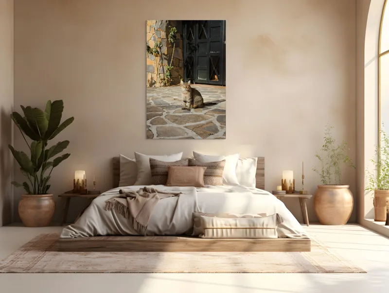 Tablou Canvas, "Pisica torcând la soare matinal", Pisică, Soare, Umbre, Pavaj, Ușă, Zid, Ferestre, Tufă, Frunze., 100 x 150 cm – poza 3