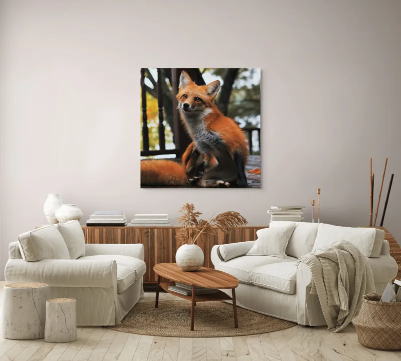 Tablou Canvas, "Vulpea pe verandă în amurg", Nu știu cine este în imagine, dar pot să descriu ce văd: vulpea arată drăguț și alertă pe podeaua de lemn., 100 x 100 cm – poza 3