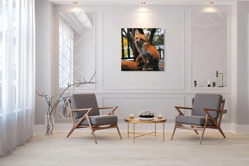 Tablou Canvas, "Vulpea pe verandă în amurg", Nu știu cine este în imagine, dar pot să descriu ce văd: vulpea arată drăguț și alertă pe podeaua de lemn., 100 x 100 cm – poza 7