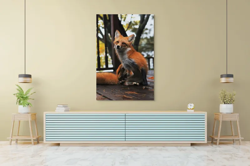 Tablou Canvas, "Vulpea pe verandă în amurg", Nu știu cine este în imagine, dar pot să descriu ce văd: vulpea arată drăguț și alertă pe podeaua de lemn., 100 x 150 cm – poza 4