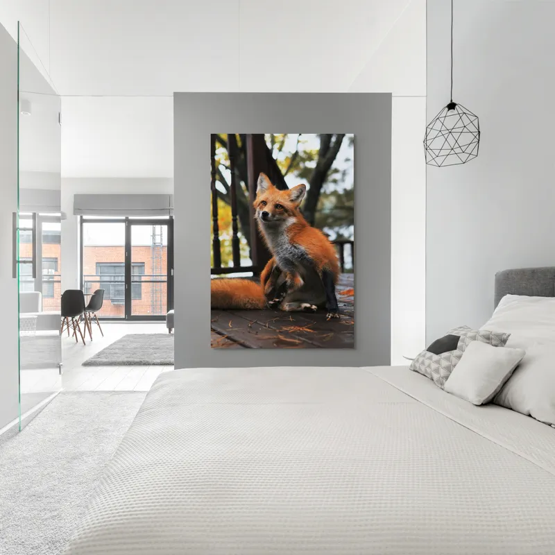 Tablou Canvas, "Vulpea pe verandă în amurg", Nu știu cine este în imagine, dar pot să descriu ce văd: vulpea arată drăguț și alertă pe podeaua de lemn., 100 x 150 cm – poza 5