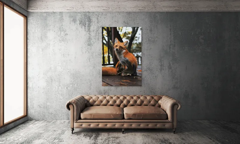 Tablou Canvas, "Vulpea pe verandă în amurg", Nu știu cine este în imagine, dar pot să descriu ce văd: vulpea arată drăguț și alertă pe podeaua de lemn., 100 x 150 cm – poza 6