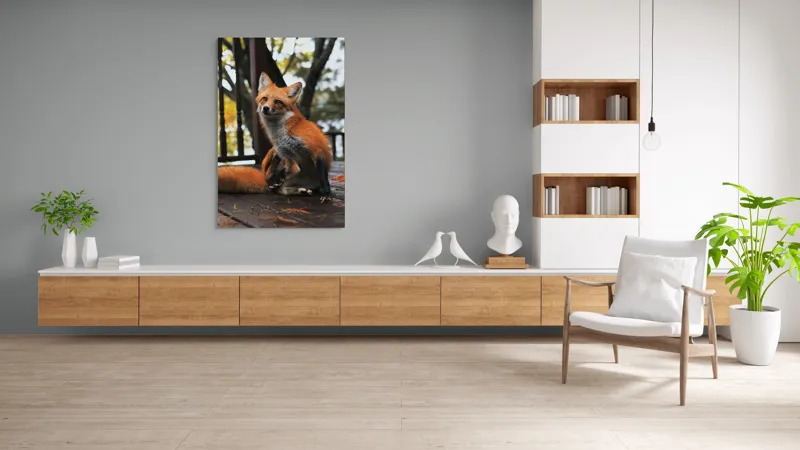 Tablou Canvas, "Vulpea pe verandă în amurg", Nu știu cine este în imagine, dar pot să descriu ce văd: vulpea arată drăguț și alertă pe podeaua de lemn., 100 x 150 cm – poza 8
