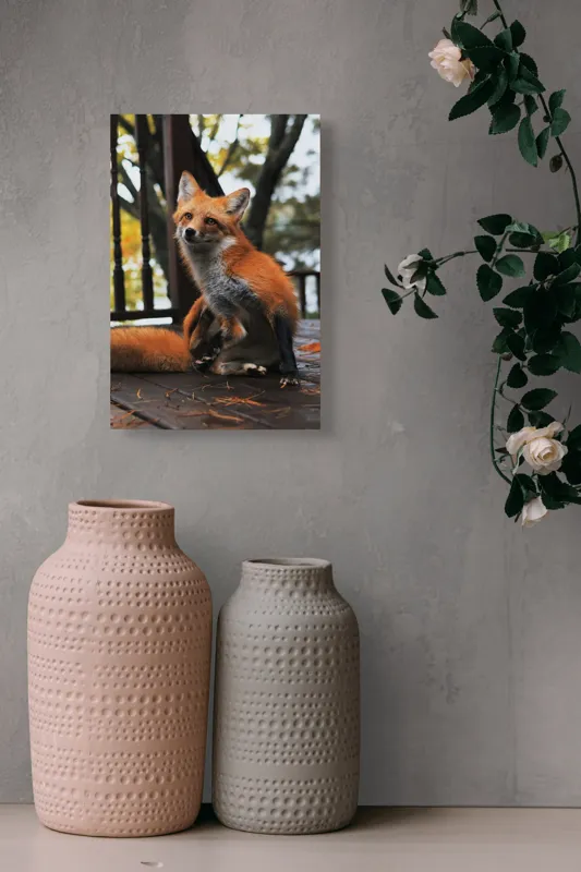 Tablou Canvas, "Vulpea pe verandă în amurg", Nu știu cine este în imagine, dar pot să descriu ce văd: vulpea arată drăguț și alertă pe podeaua de lemn., 26 x 39 cm – poza 6