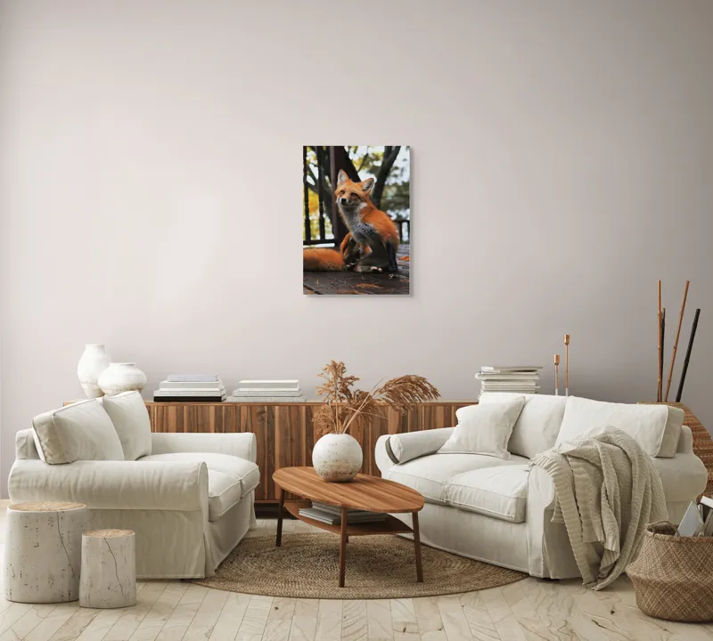 Tablou Canvas, "Vulpea pe verandă în amurg", Nu știu cine este în imagine, dar pot să descriu ce văd: vulpea arată drăguț și alertă pe podeaua de lemn., 50 x 70 cm – poza 4