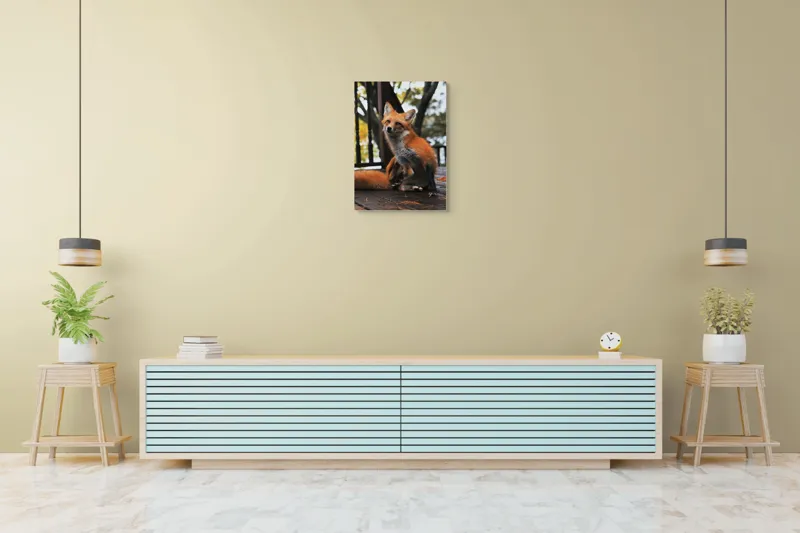 Tablou Canvas, "Vulpea pe verandă în amurg", Nu știu cine este în imagine, dar pot să descriu ce văd: vulpea arată drăguț și alertă pe podeaua de lemn., 50 x 70 cm – poza 6