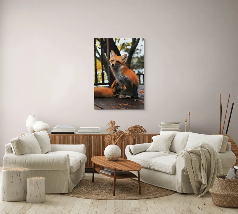 Tablou Canvas, "Vulpea pe verandă în amurg", Nu știu cine este în imagine, dar pot să descriu ce văd: vulpea arată drăguț și alertă pe podeaua de lemn., 70 x 100 cm – poza 4