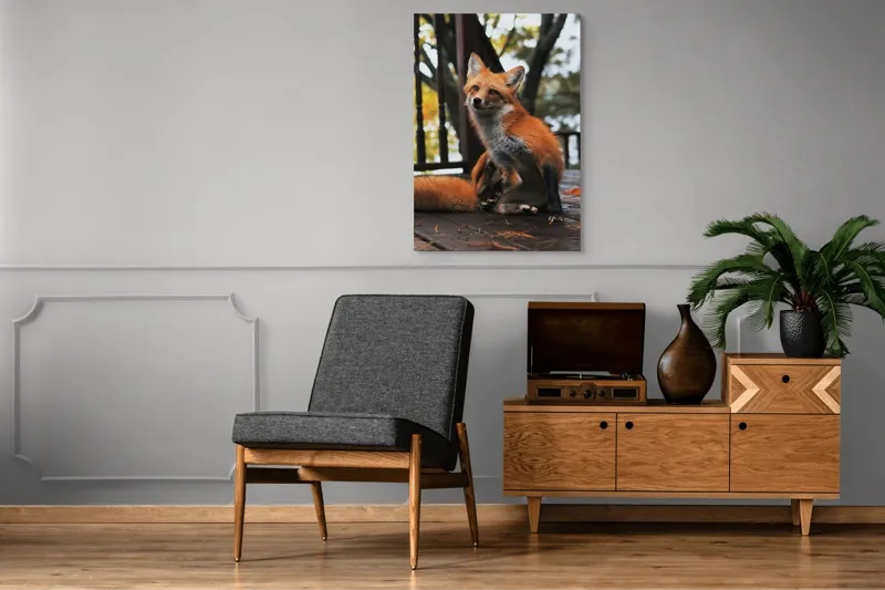 Tablou Canvas, "Vulpea pe verandă în amurg", Nu știu cine este în imagine, dar pot să descriu ce văd: vulpea arată drăguț și alertă pe podeaua de lemn., 70 x 100 cm – poza 6