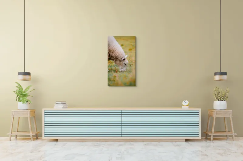 Tablou Canvas, "Oaia paște în liniștea pășunii", Oi, Pajiște, Verde, Blană, Mâncat, Natură, Serenitate, Liniște, Peisaj, Idilică, 50 x 90 cm – poza 6