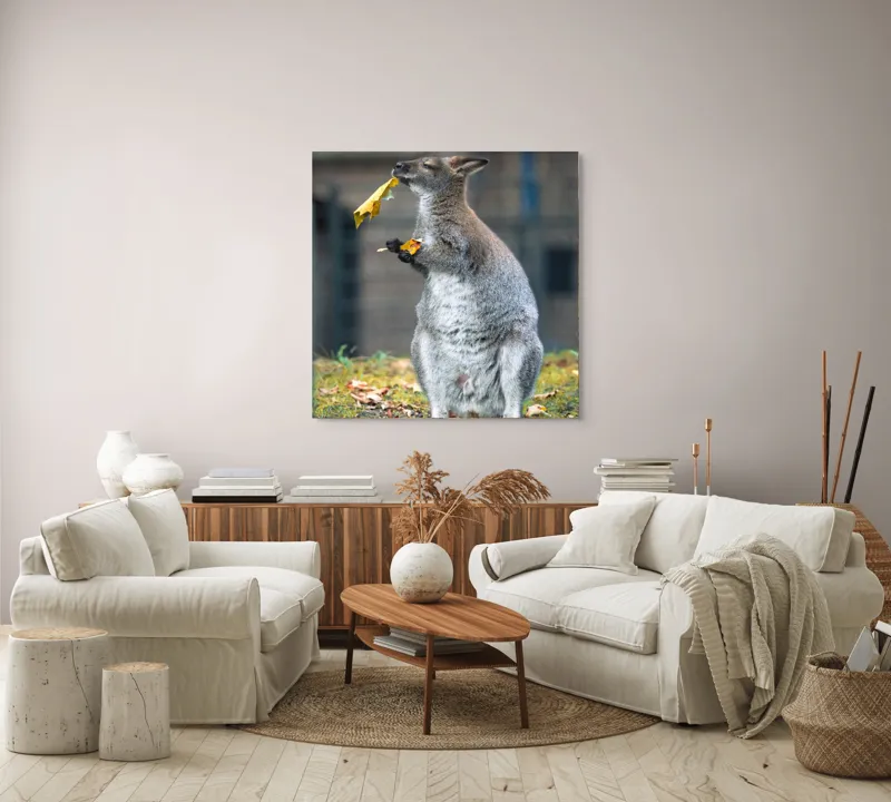 Tablou Canvas, "Kangurul visător și frunzele toamnei", Kangur, Frunze, Toamnă, Verdeață, Blană, Hrănire, Natură, Curiozitate, Echilibru, Frumusețe., 100 x 100 cm – poza 3