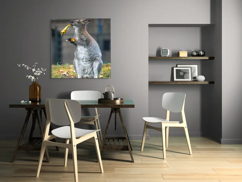 Tablou Canvas, "Kangurul visător și frunzele toamnei", Kangur, Frunze, Toamnă, Verdeață, Blană, Hrănire, Natură, Curiozitate, Echilibru, Frumusețe., 100 x 100 cm – poza 6