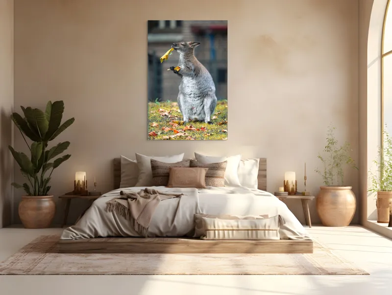 Tablou Canvas, "Kangurul visător și frunzele toamnei", Kangur, Frunze, Toamnă, Verdeață, Blană, Hrănire, Natură, Curiozitate, Echilibru, Frumusețe., 100 x 150 cm – poza 3
