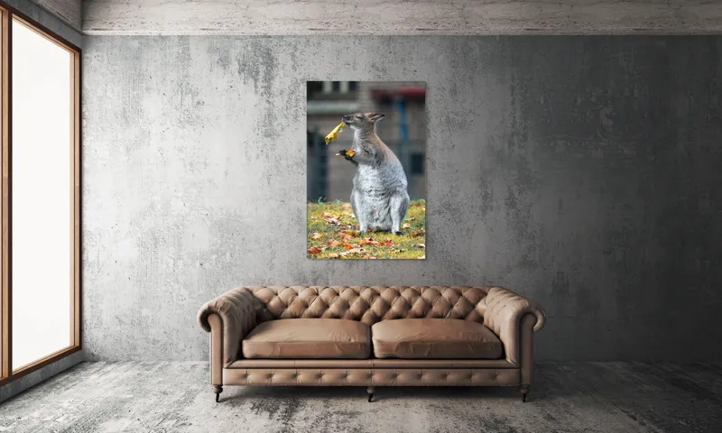 Tablou Canvas, "Kangurul visător și frunzele toamnei", Kangur, Frunze, Toamnă, Verdeață, Blană, Hrănire, Natură, Curiozitate, Echilibru, Frumusețe., 100 x 150 cm – poza 6
