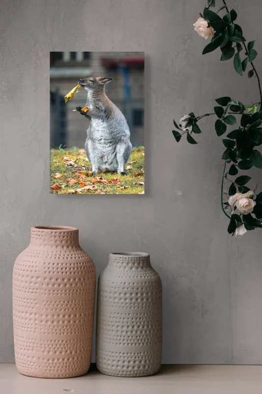 Tablou Canvas, "Kangurul visător și frunzele toamnei", Kangur, Frunze, Toamnă, Verdeață, Blană, Hrănire, Natură, Curiozitate, Echilibru, Frumusețe., 26 x 39 cm – poza 6