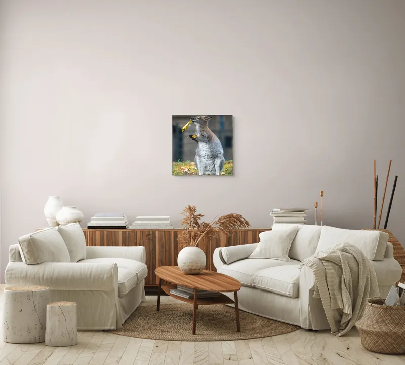 Tablou Canvas, "Kangurul visător și frunzele toamnei", Kangur, Frunze, Toamnă, Verdeață, Blană, Hrănire, Natură, Curiozitate, Echilibru, Frumusețe., 50 x 50 cm – poza 7