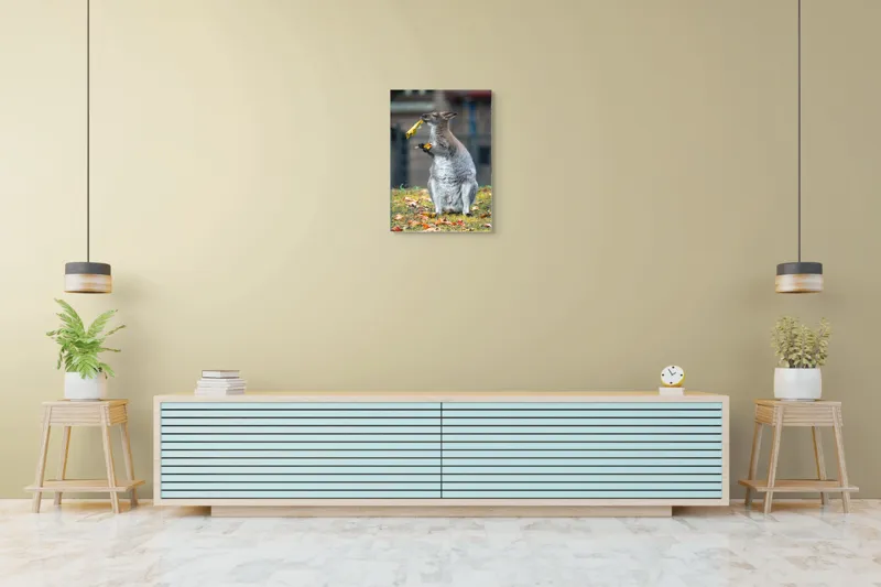 Tablou Canvas, "Kangurul visător și frunzele toamnei", Kangur, Frunze, Toamnă, Verdeață, Blană, Hrănire, Natură, Curiozitate, Echilibru, Frumusețe., 50 x 70 cm – poza 6