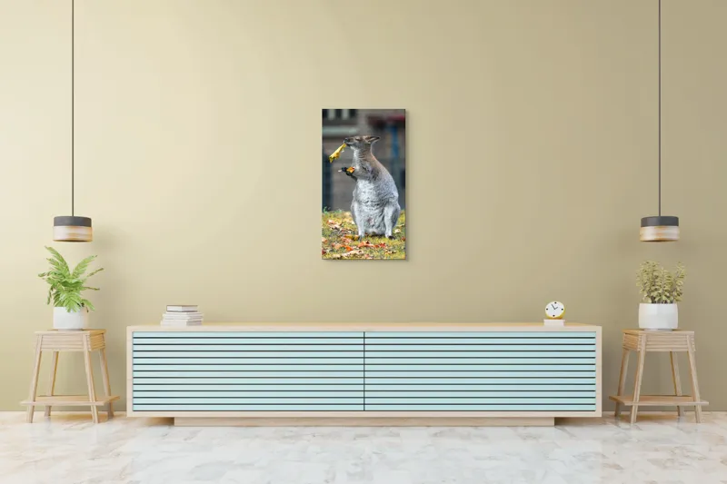 Tablou Canvas, "Kangurul visător și frunzele toamnei", Kangur, Frunze, Toamnă, Verdeață, Blană, Hrănire, Natură, Curiozitate, Echilibru, Frumusețe., 50 x 90 cm – poza 6