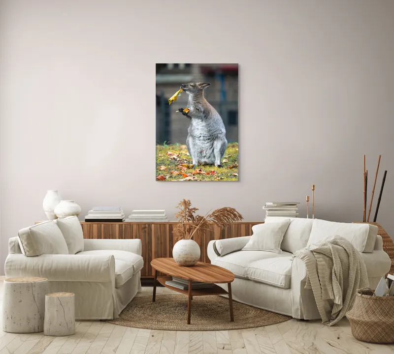 Tablou Canvas, "Kangurul visător și frunzele toamnei", Kangur, Frunze, Toamnă, Verdeață, Blană, Hrănire, Natură, Curiozitate, Echilibru, Frumusețe., 70 x 100 cm – poza 4