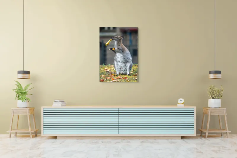 Tablou Canvas, "Kangurul visător și frunzele toamnei", Kangur, Frunze, Toamnă, Verdeață, Blană, Hrănire, Natură, Curiozitate, Echilibru, Frumusețe., 70 x 100 cm – poza 5