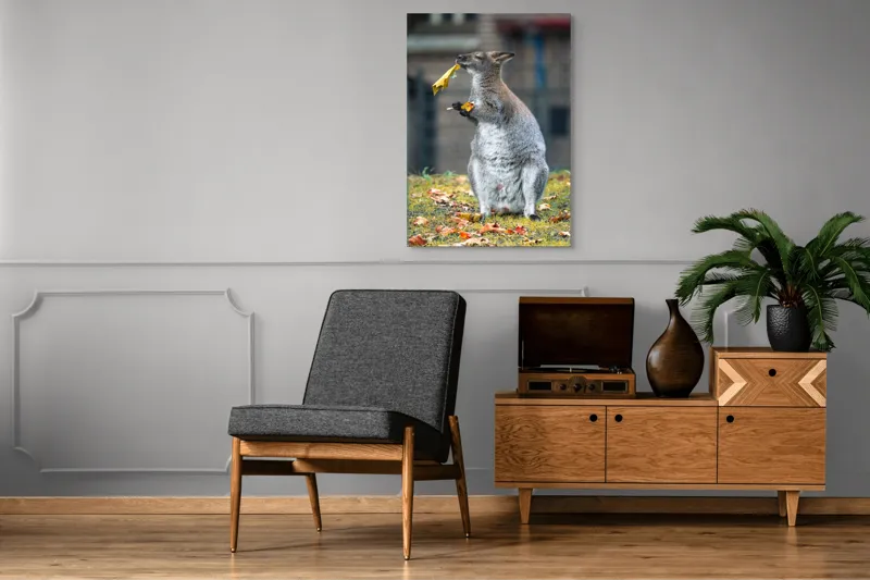 Tablou Canvas, "Kangurul visător și frunzele toamnei", Kangur, Frunze, Toamnă, Verdeață, Blană, Hrănire, Natură, Curiozitate, Echilibru, Frumusețe., 70 x 100 cm – poza 6