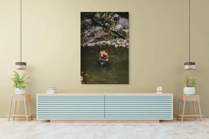 Tablou Canvas, "Ursul în apa de munte liniștitor", Urs, Apă, Piatră, Pădure, Natură, Liniște, Verdeață, Sălbăticie, Peisaj, Singurătate, 100 x 150 cm – poza 4