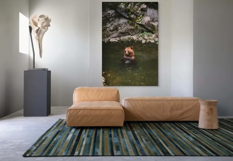 Tablou Canvas, "Ursul în apa de munte liniștitor", Urs, Apă, Piatră, Pădure, Natură, Liniște, Verdeață, Sălbăticie, Peisaj, Singurătate, 100 x 150 cm – poza 7