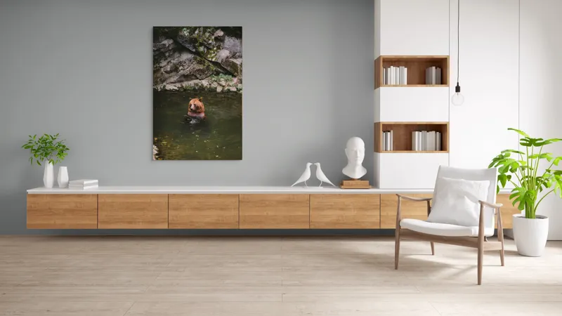 Tablou Canvas, "Ursul în apa de munte liniștitor", Urs, Apă, Piatră, Pădure, Natură, Liniște, Verdeață, Sălbăticie, Peisaj, Singurătate, 100 x 150 cm – poza 8