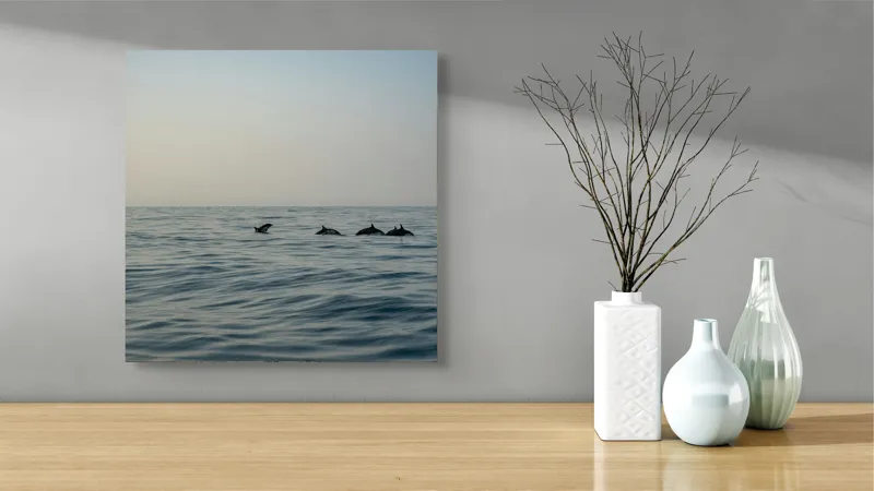 Tablou Canvas, "Delfini în dansul dimineții marine", Ocean, Delfini, Valuri, Orizont, Cer, Apus, 50 x 50 cm – poza 3