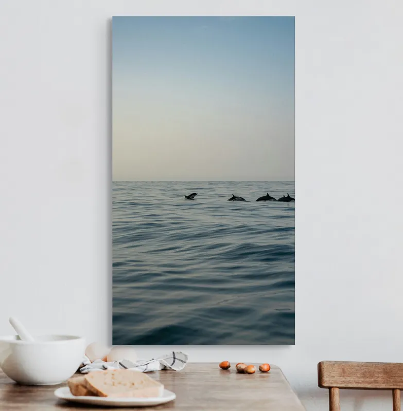 Tablou Canvas, "Delfini în dansul dimineții marine", Ocean, Delfini, Valuri, Orizont, Cer, Apus, 50 x 90 cm – poza 3